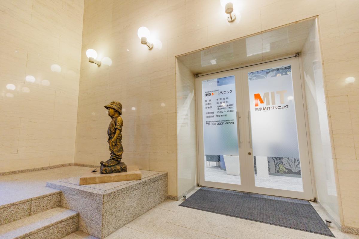 ビル1F入口 左側が当院の入口